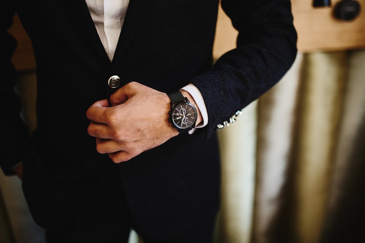 hombre en traje y un reloj